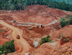 Pemandangan pulau dan laut Raja Ampat yang terancam oleh aktivitas tambang nikel dan mineral.