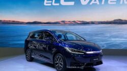 Toyota RAV4 2025, Tesla Model Y baru, dan Mercedes CLA EV generasi terbaru yang dirilis tahun 2025.