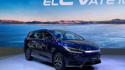 Toyota RAV4 2025, Tesla Model Y baru, dan Mercedes CLA EV generasi terbaru yang dirilis tahun 2025.