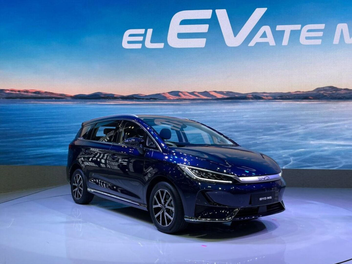 Toyota RAV4 2025, Tesla Model Y baru, dan Mercedes CLA EV generasi terbaru yang dirilis tahun 2025.
